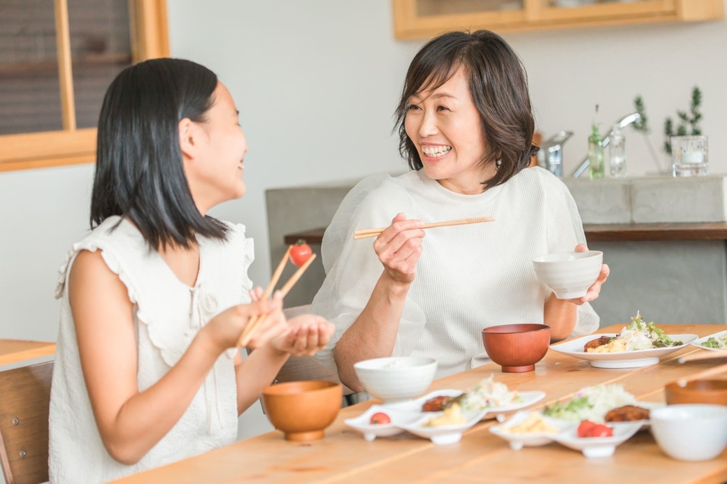 娘と楽しく会話する母