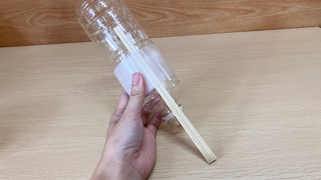 テープでペットボトルに固定した割り箸