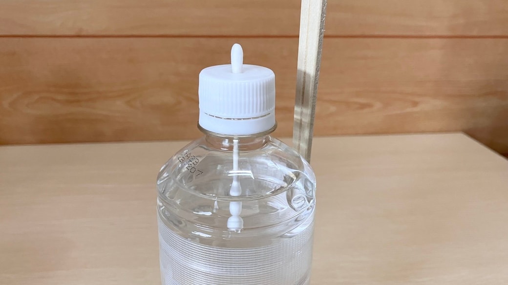 フタに穴を開けて、割り箸をつけるだけで、植物の自動水やり機の完成！
