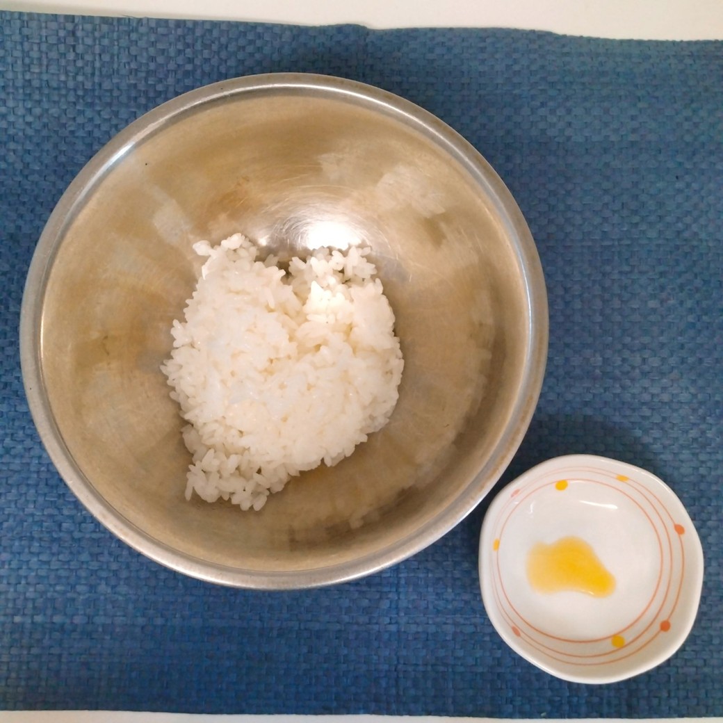 茶碗1杯分の白ご飯に対して、小さじ2分の1の食用油を加えるだけ！