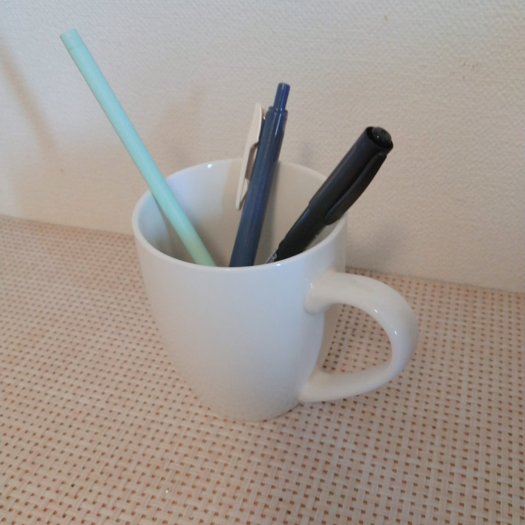 ペンを入れたマグカップ