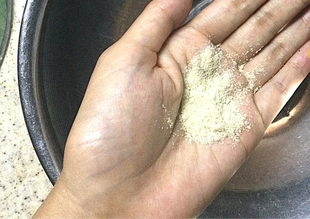 手のひらに砂糖をまぶす