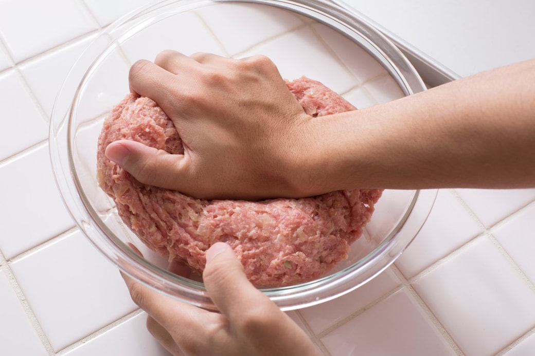肉をこねる