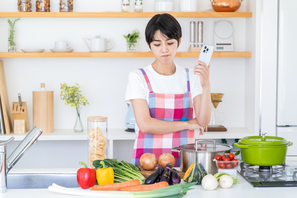 レシピを考える主婦