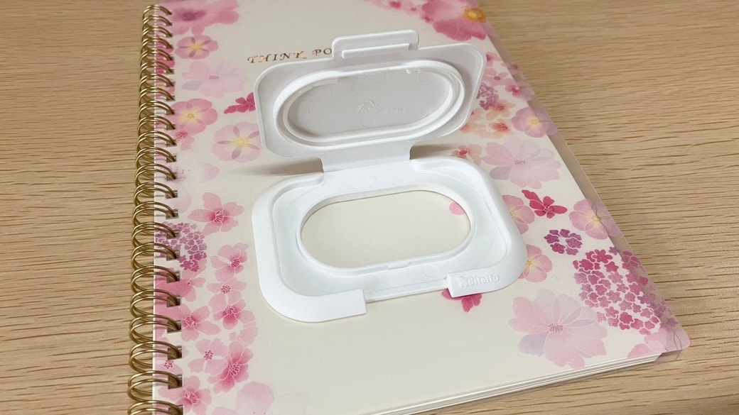 ウエットシートのふたを貼り付けたノート