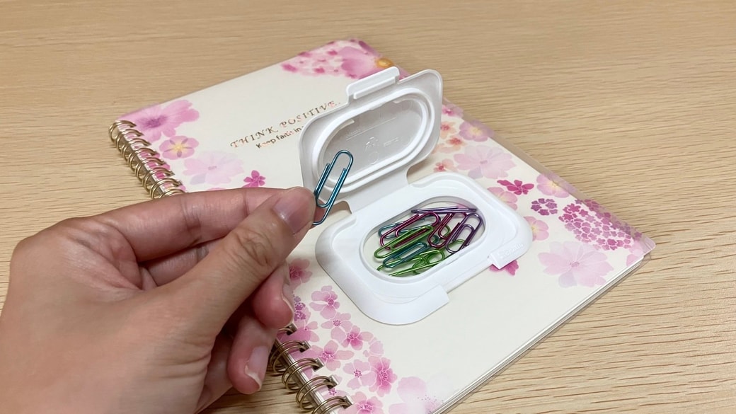 ノートの表紙に貼るだけで、クリップや輪ゴムなどの小さなアイテムの収納BOXになる！