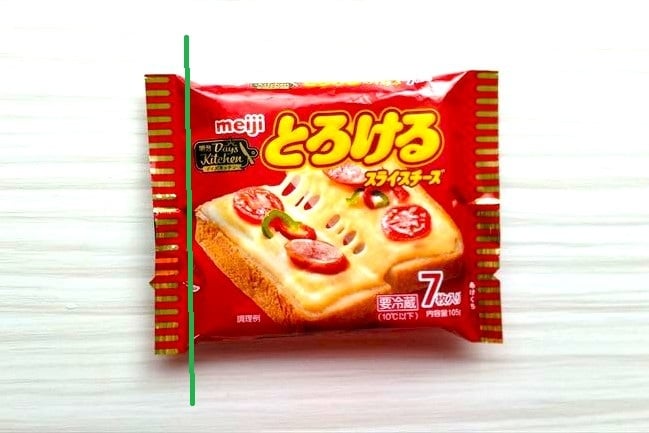 スライスチーズの袋のここを切る。