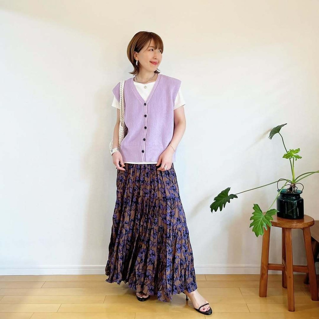 ラベンダーカラーのベストで品よくおしゃれに。
