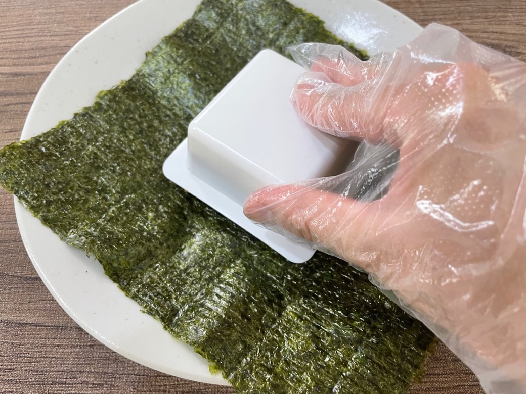 海苔の上にひっくり返す