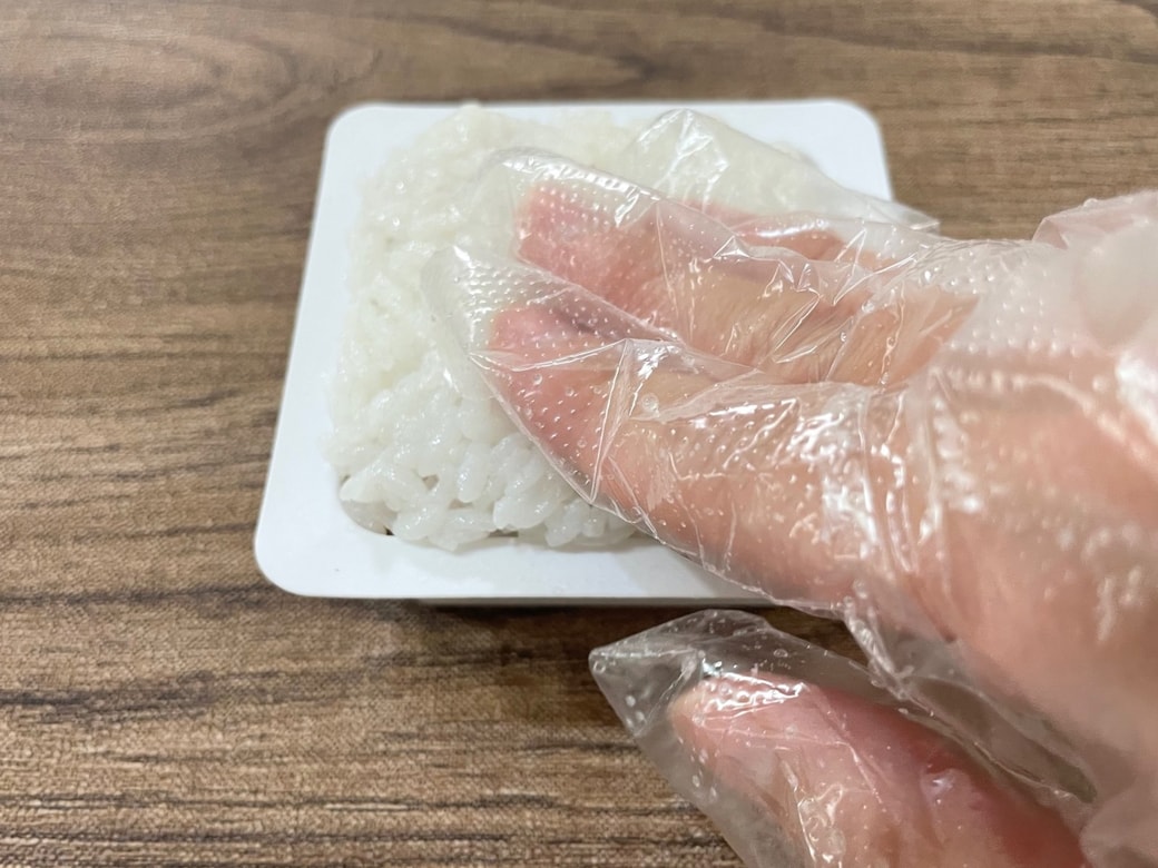 上から押さえつける