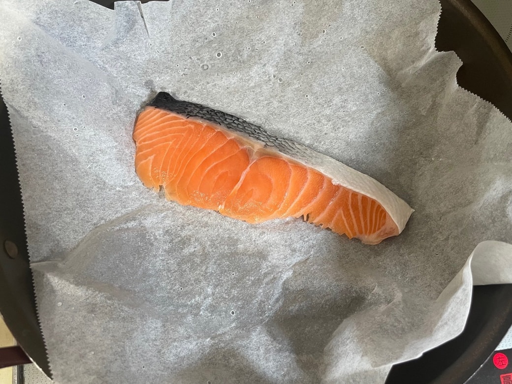 フライパンの上でクッキングシートを開いて焼く