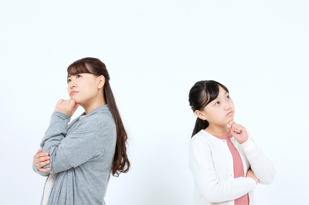 悩む母娘