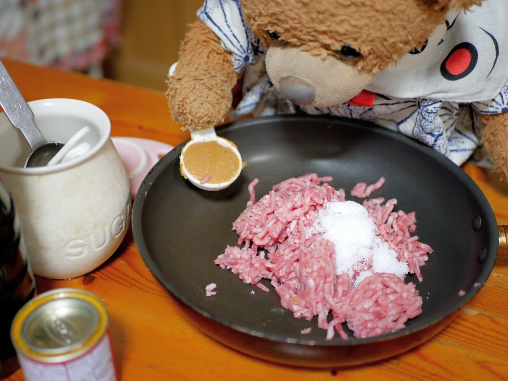 挽肉と調味料を加える