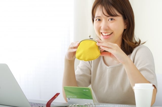 財布を持つ女性