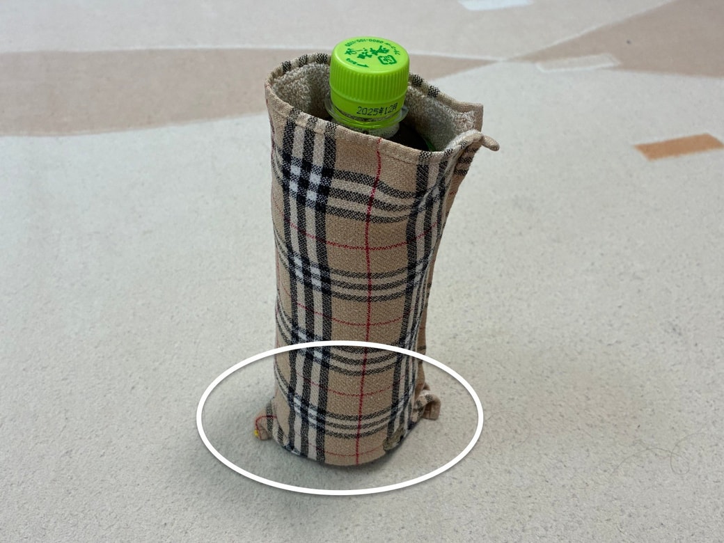 タオルハンカチを半分に折り、袋状になるようになみ縫いするだけ！ペットボトルカバーの完成