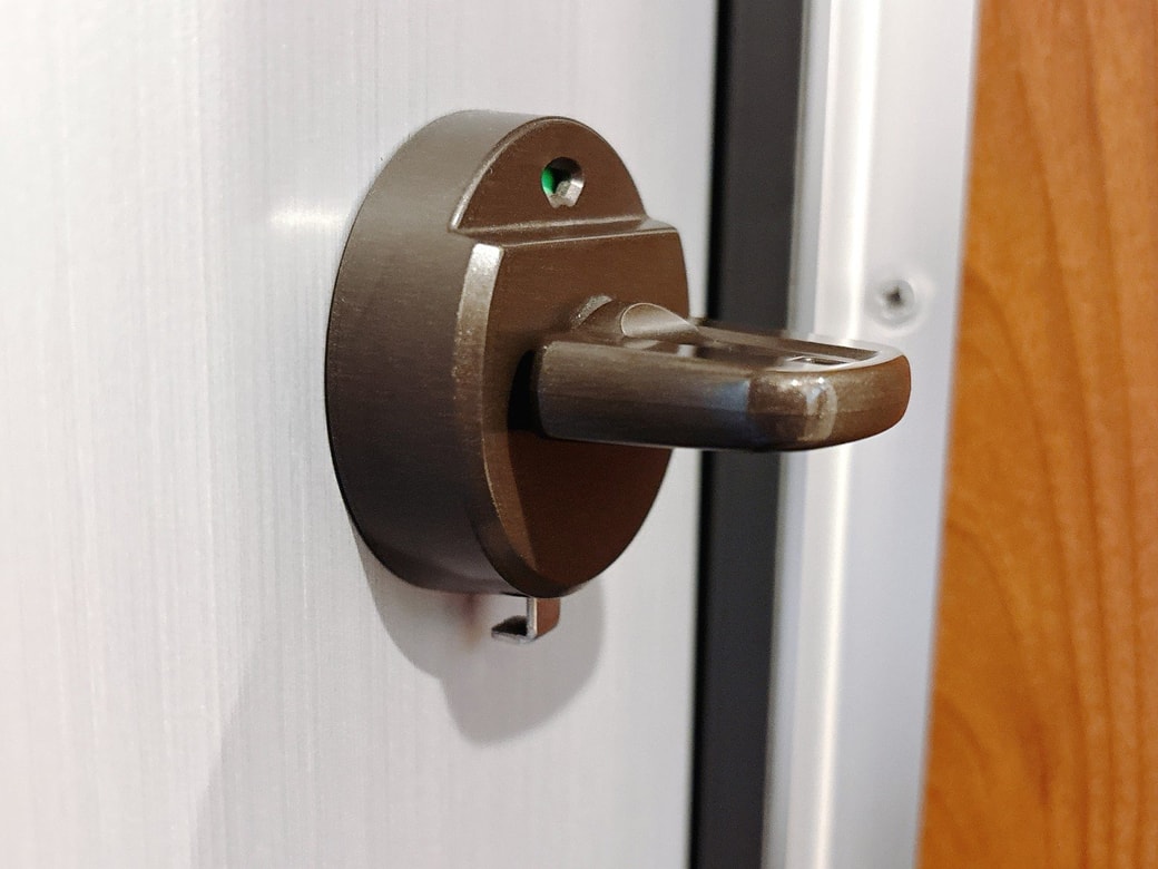 玄関ドアについている、なぞのフックのようなボタン