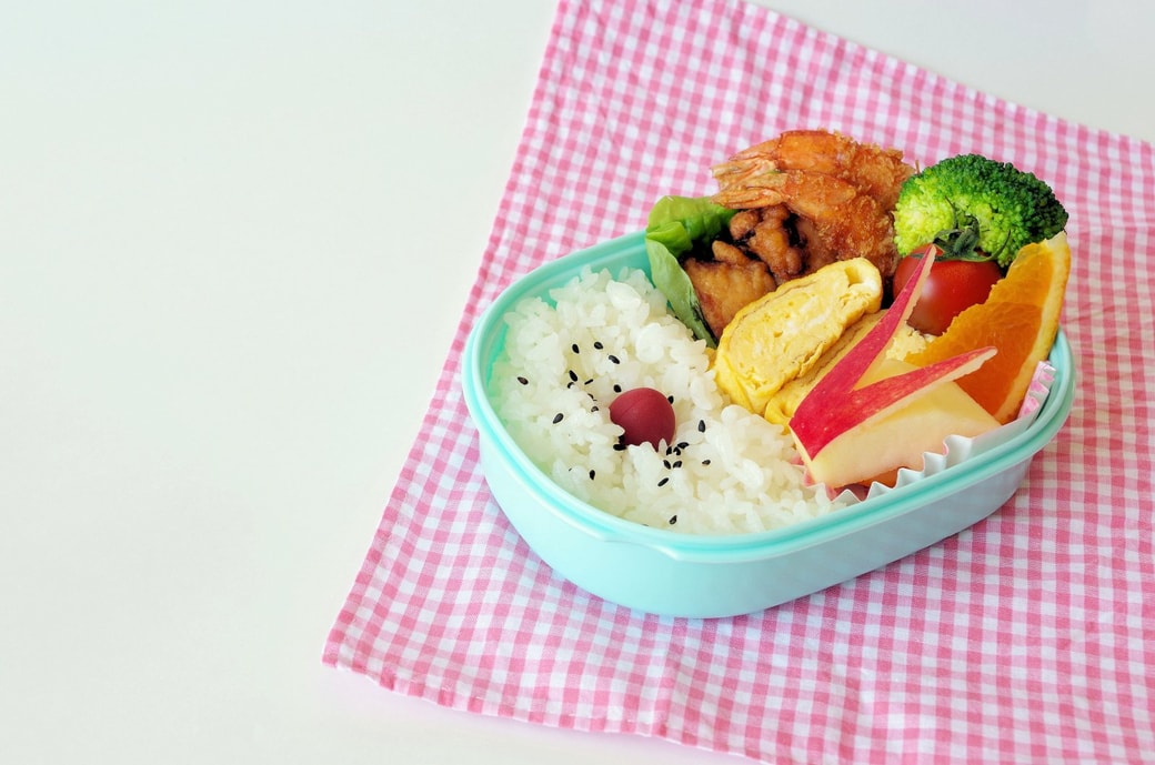 りんごの入った弁当