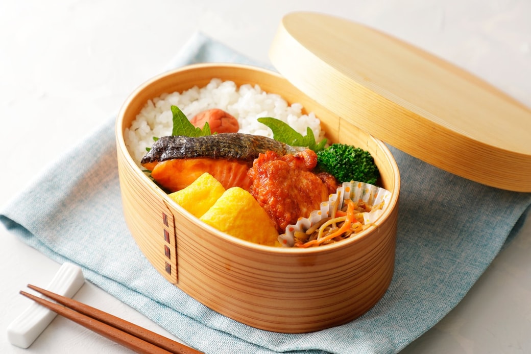 揚げ物の入った弁当