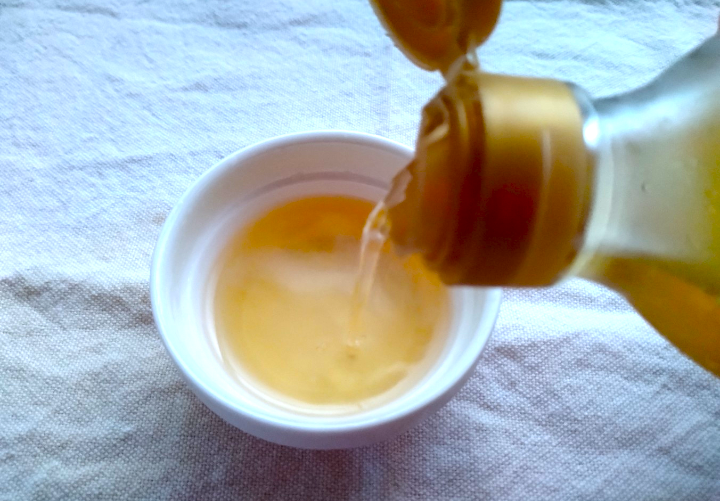 酢を小皿に注ぐ。