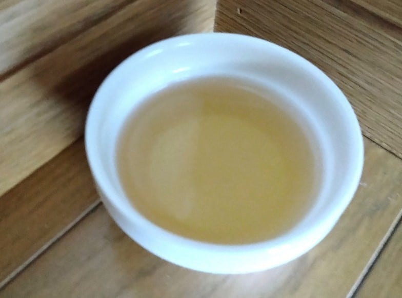 小皿に入れた酢を置いておく。