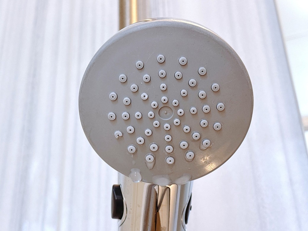 水漏れしているシャワーヘッド