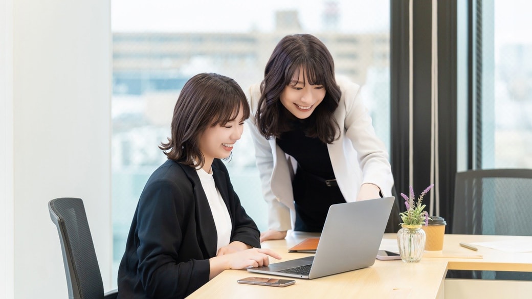 笑顔で会話する同僚