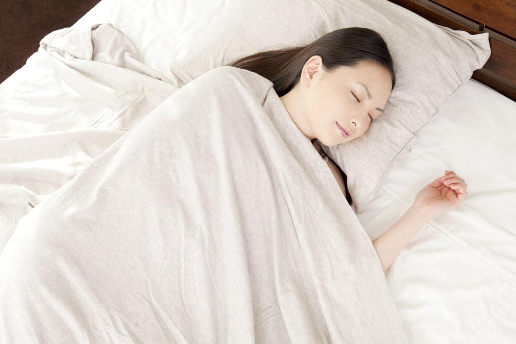 ベッドで眠る女性