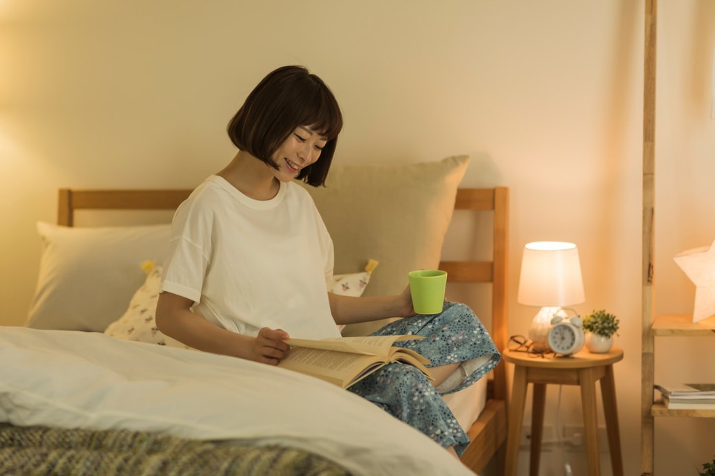 寝室でリラックスする女性