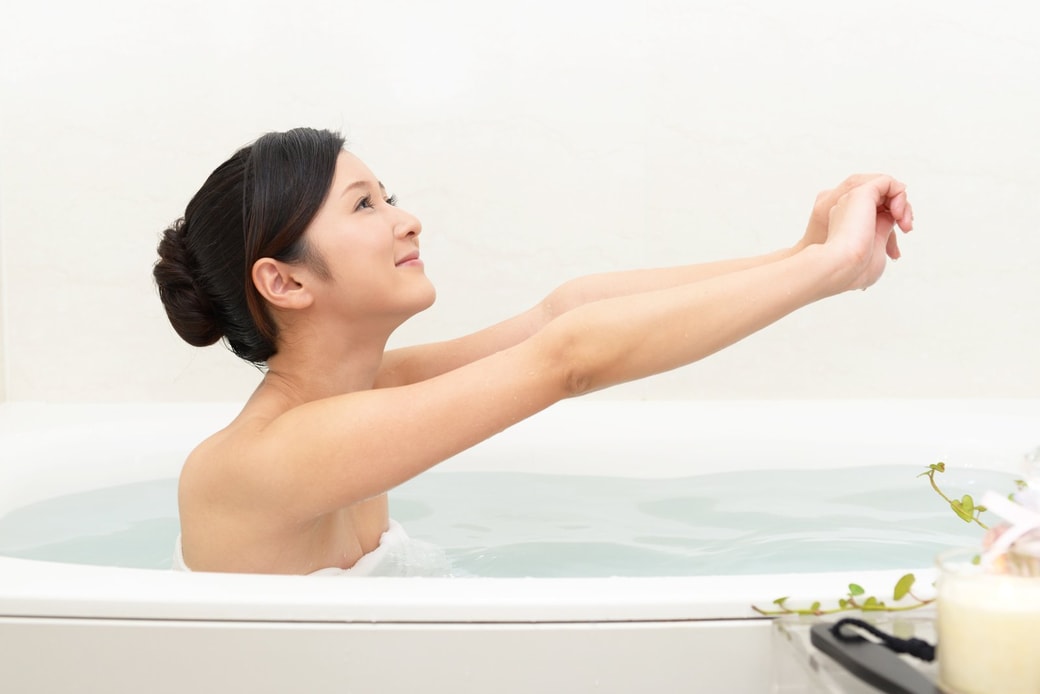 お風呂に入る女性