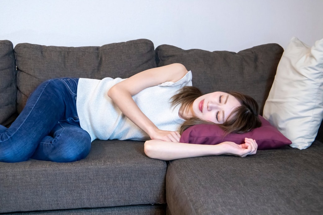 ソファで寝転ぶ女性