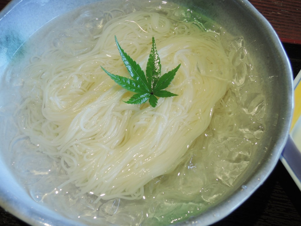 水を張った器のそうめんを盛るのはNG