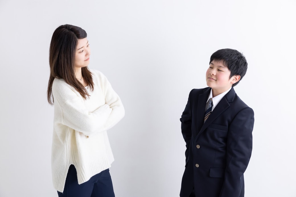 反抗する息子と母親