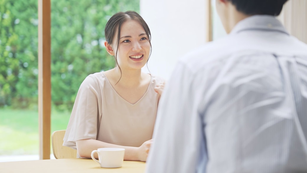 外食する夫婦