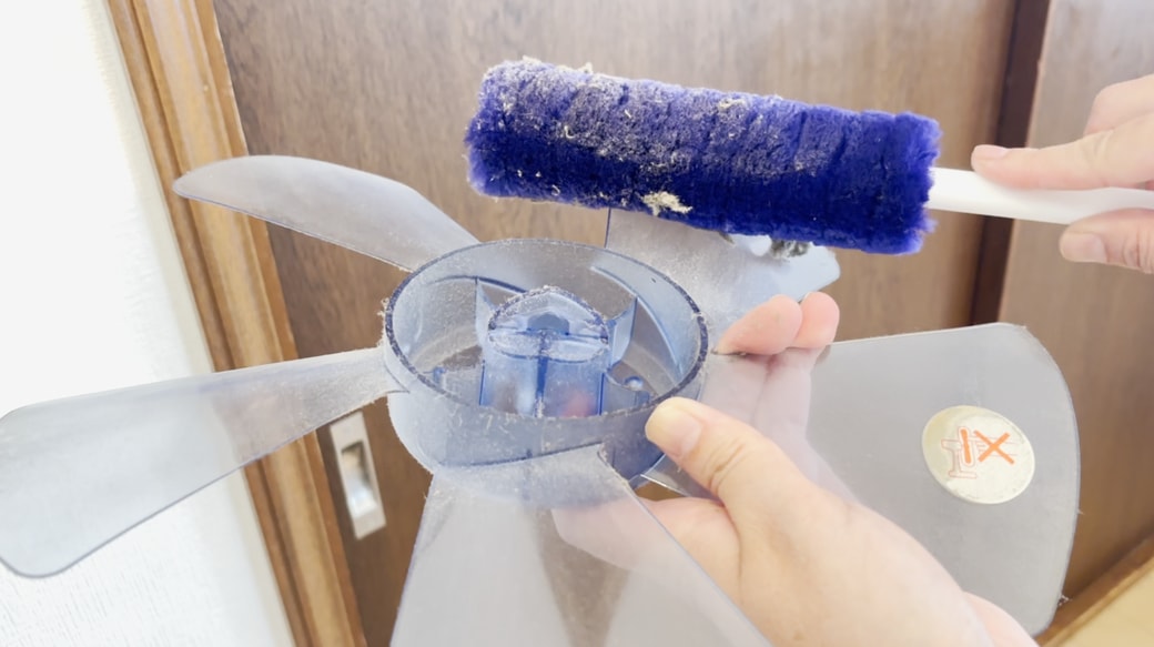 ハンディモップでホコリを払う