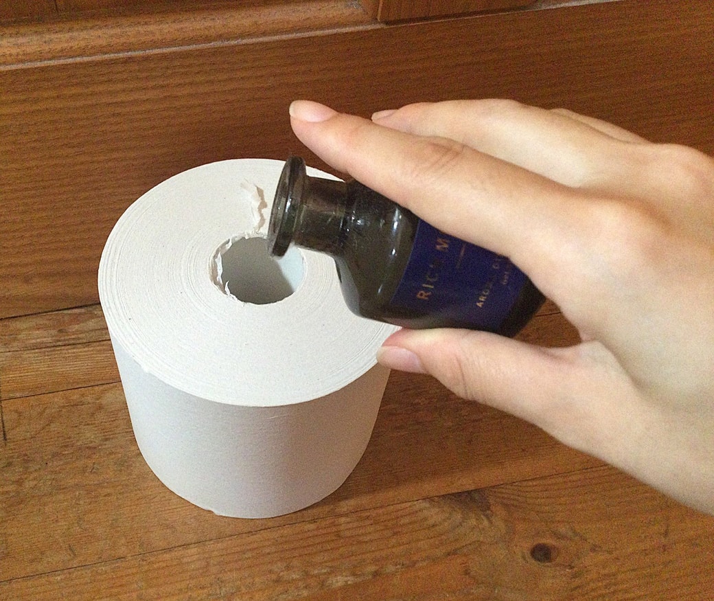 余ったアロマオイルをトイレットペーパーの芯に数滴垂らす