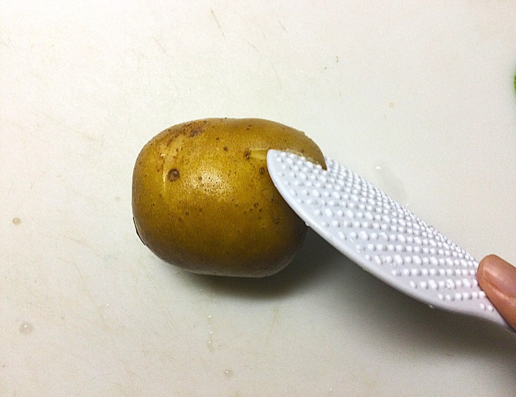 しゃもじでじゃがいもの皮むき