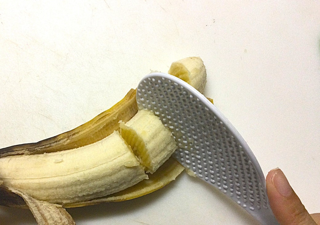 しゃもじでバナナを切る