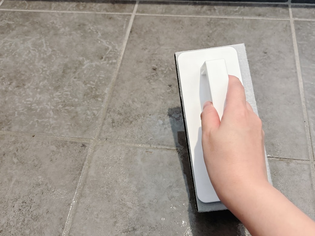 ブラシで汚れをこすり落とす