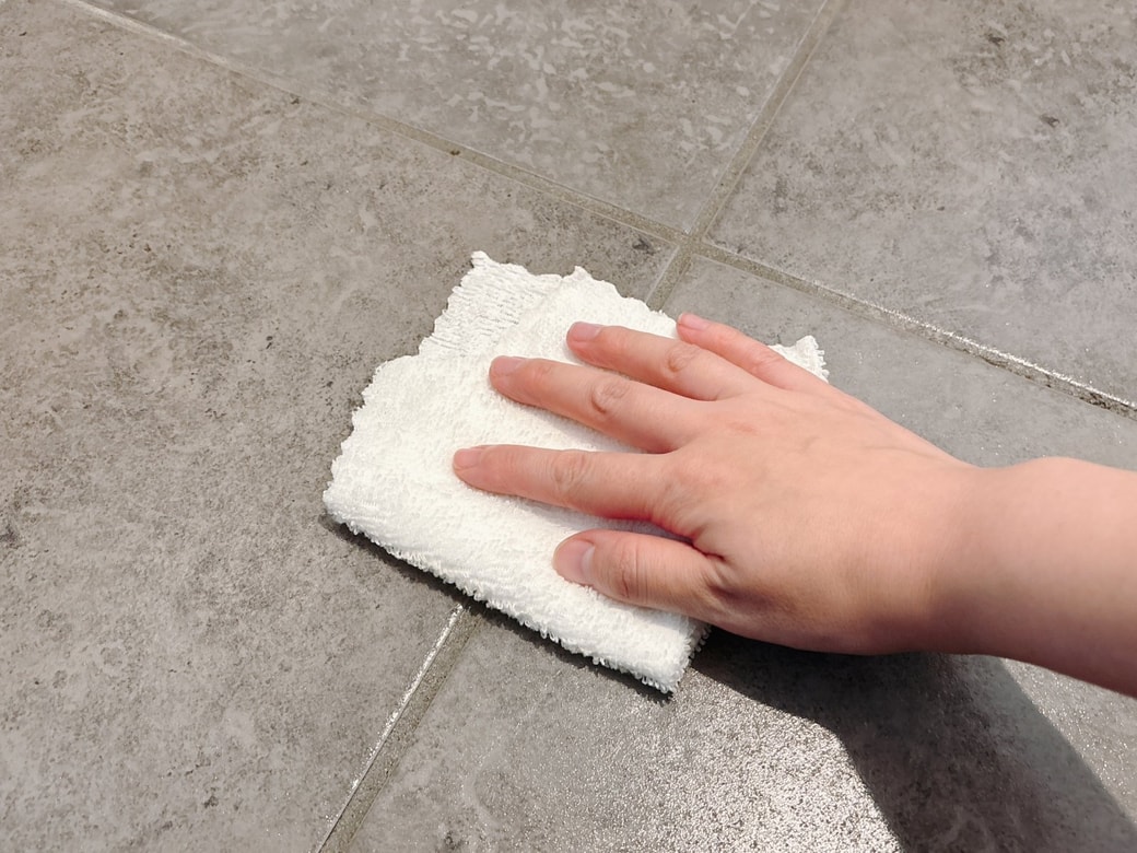 クロスで水拭きする