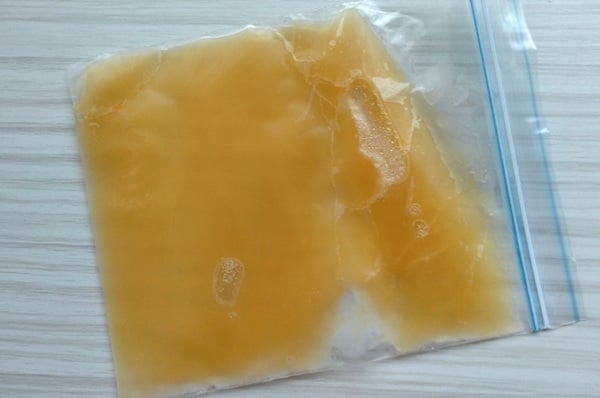 ジッパー付き食品保存袋に入れて凍らせたレモン汁