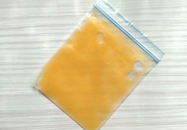 レモン汁をチャック付き食品保存袋に入れ、平たい状態で凍らせる