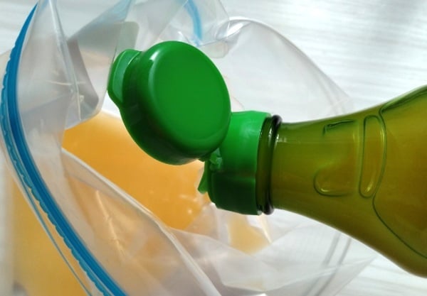 レモン汁をチャック付き食品保存袋に入れる