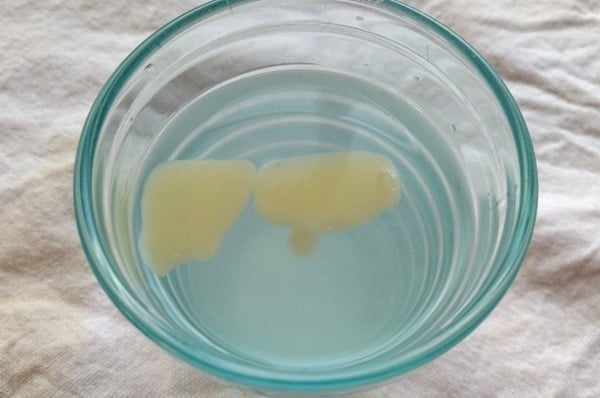 レモン汁の氷を水に浮かべる