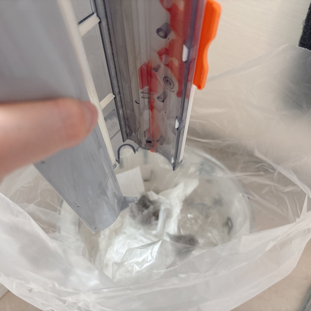 ダストボックスにたまったホコリを取り除く