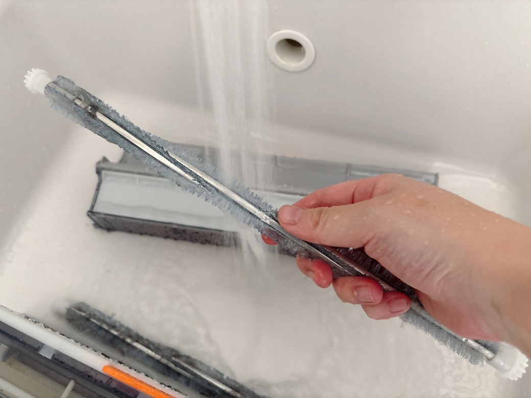 掃除ブラシとダストボックスを水洗いする