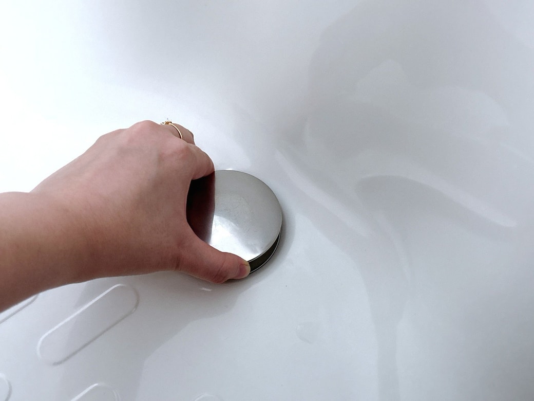 排水栓を取り外す