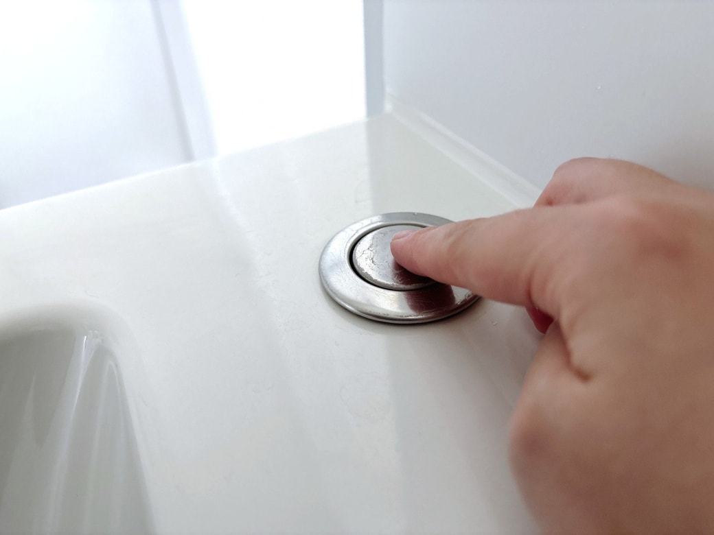 ボタンを押して、排水栓の動作確認を
