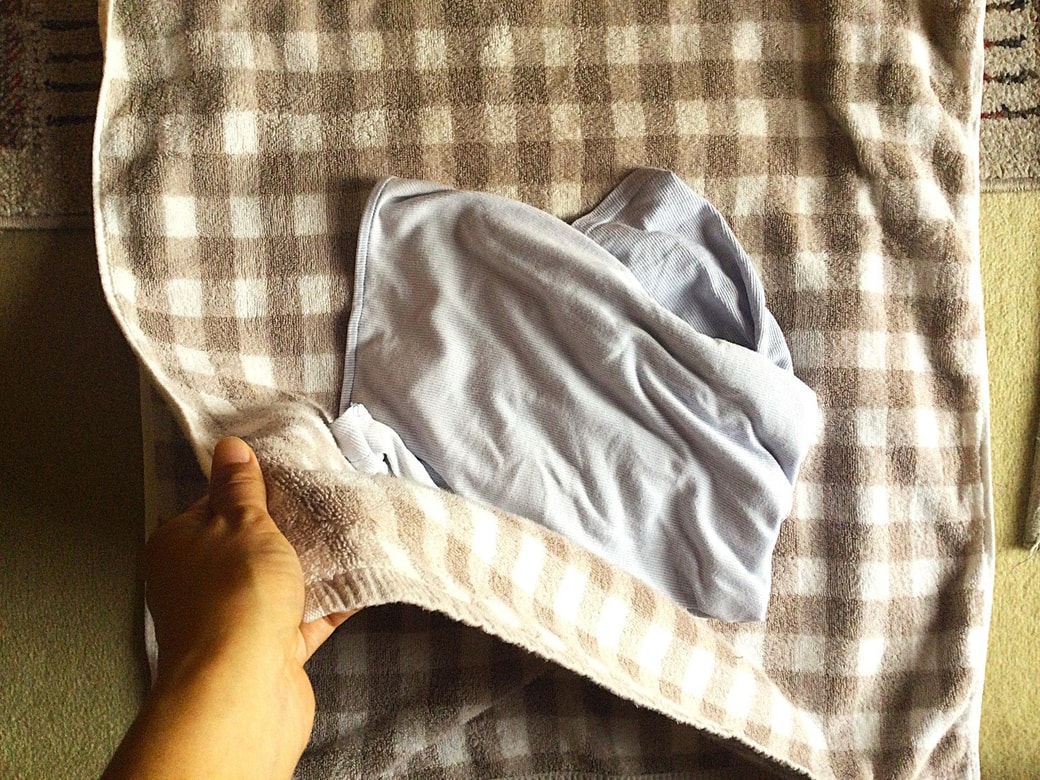 乾いたタオルで服を包んで脱水するだけ！