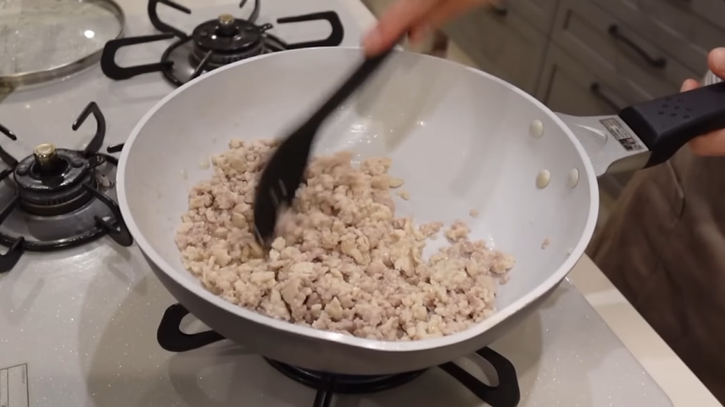 鶏ひき肉を炒める人