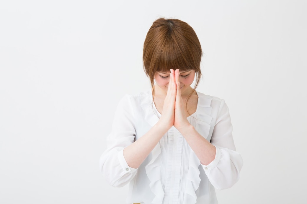 謝る女性